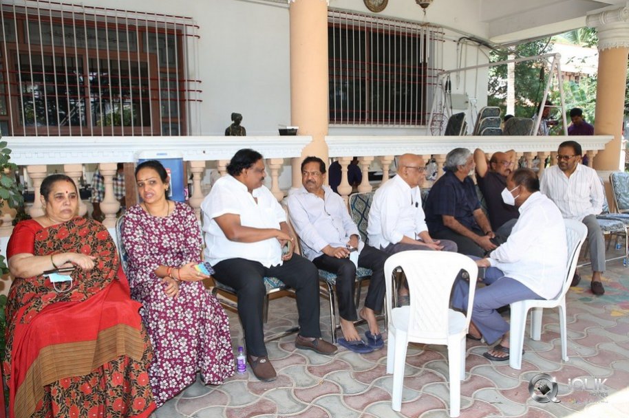 Celebrities-pay-homage-to-superstar-Krishna